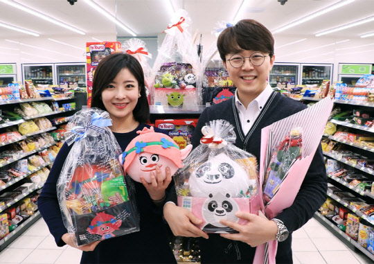 모델들이 CU 매장에서 밸런타인데이 기획 상품을 선보이고 있다.    BGF리테일 제공